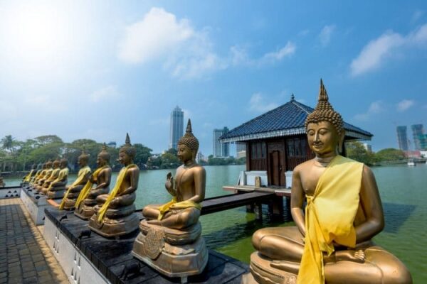 Top 22 der touristischen Attraktionen Sri Lankas - malerische Landschaft mit alten Ruinen und Tempeln