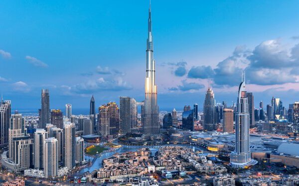 Nahaufnahme von bunten Pinselstrichen auf Leinwand, abstraktes Kunstkonzept