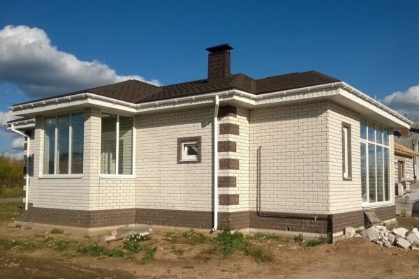 Organic apple on wooden table with water droplets, fresh and natural produce