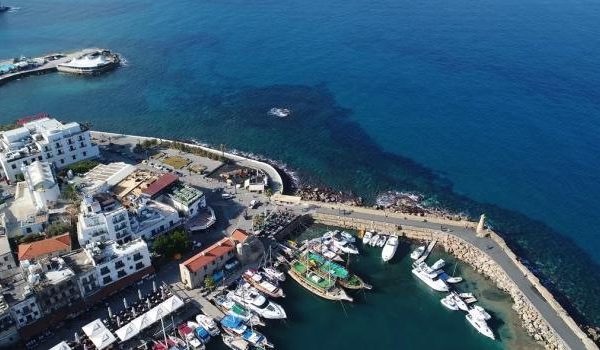 Modernes Ledersofa mit dekorativen Kissen in einer schicken Wohnzimmereinrichtung.