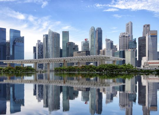 Schöner Sonnenuntergang am Strand mit buntem Himmel und ruhigen Meereswellen.