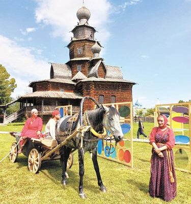 Wegweiser zum Touristeninformationszentrum in einer Fremdsprache