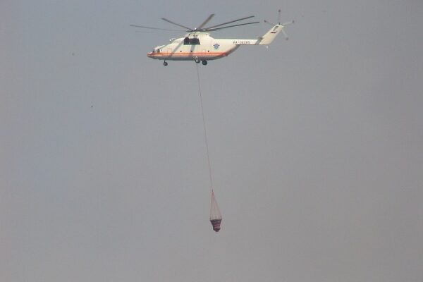 Ein Feuerhubschrauber sorgt für Chaos am Strand von Antalya.