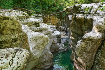 In der Schlucht von Sotschi wurde ein Tourist durch einen Sprung aus der Höhe verletzt