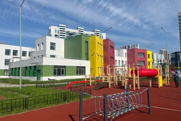 Im Bezirk Primorskij wurde eine Schule mit einem Kindergarten gebaut
