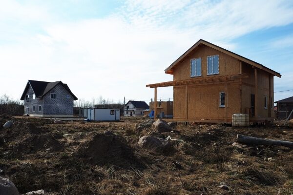 "Die Menschen wollen immer noch in ihrem eigenen Haus leben." Was passiert auf dem Wohnungsmarkt in St. Petersburg und der Region Leningrad mit der Einführung neuer Vorschriften?