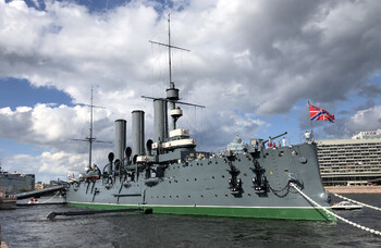 В Санкт-Петербурге катер задел крейсер "Аврора" В Санкт-Петербурге катер задел крейсер "Аврора"