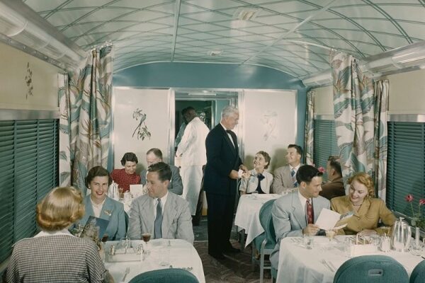 Komfort und Luxus auf der Schiene: So sahen Zugreisen in den Vereinigten Staaten in den 1950er Jahren aus
