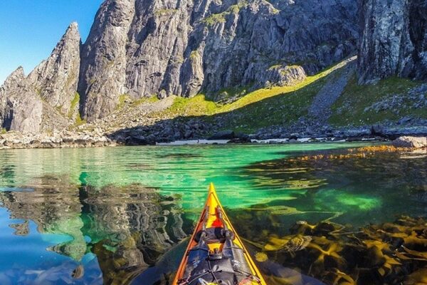 Kajakfahrer macht atemberaubende Fotos von norwegischen Fjorden