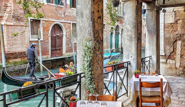 Touristen warten seit 150 Tagen auf ein einwöchiges Visum für Italien