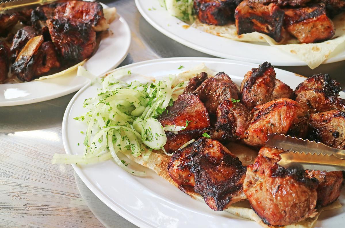 Крупный план восхитительного армянского традиционного шашлыка под названием хоровацц